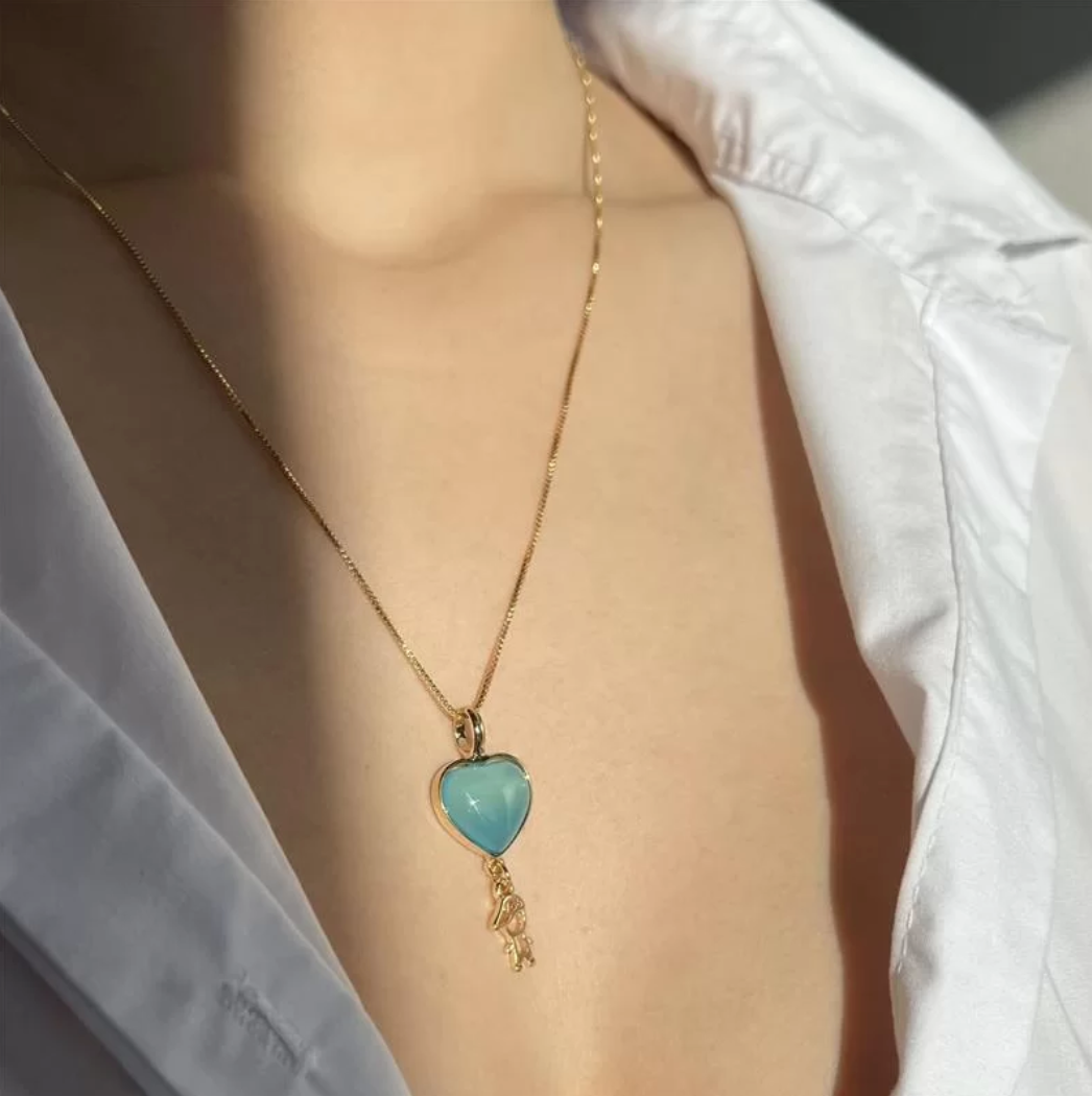 Collana con ciondolo bambino placcato oro con pietra agata blu cielo